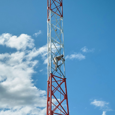 Torre tubular de aço de 3 pernas de nível marítimo com revestimento anticorrosivo C5-M e seções Q345b de alta resistência para infraestrutura de rede costeira 5g
