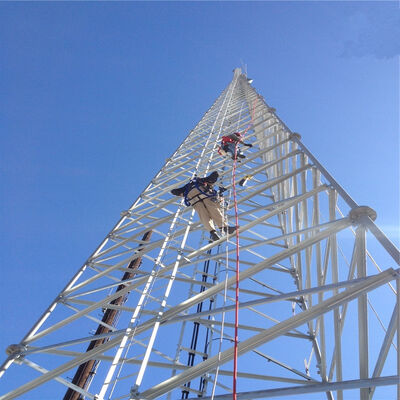 Torre de aço tubular de 3 pernas para serviço pesado com suportes de antena FM integrados e seções Q345B de alta resistência para estação base de transmissão rural Padrão ANSI
