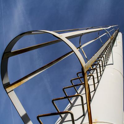 Torre de aço monopolo autoportante Torre de pólo de comunicação tubular de alta resistência Q235B galvanizado por imersão a quente para suporte de local de antena de rede sem fio urbana